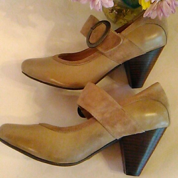 Chocolate Blu Taupe Leather Heels - Picture 4 of 12